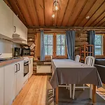 Forest Hideaway By Aavalevi شقة